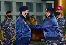 KSAL Sematkan Brevet Kehormatan Hidro-Oseanografi TNI AL kepada Menkomarves RI