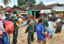 Grup 1 Kopassus Evakuasi Korban Banjir di Serang dan Banten Lama