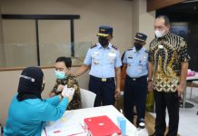 Pangkoopsud Marsda TNI Tedi Rizalihadi Tinjau Serbuan Vaksinasi Koopsud I di Kantor MNC Grup Jakarta