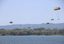 Latma ‘Cope West 2022’, 4 pesawat C-130 Hercules TNI AU-US PACAF Terjunkan Logistik di Waduk Karang Kates Malang