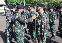 Danpushidrosal Sematkan Brevet Kehormatan Hidro-Oseanografi dan Berikan Piagam Penghargaan