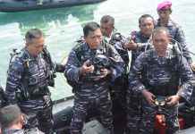 Bersama Prajurit Marinir TNI AL, Wakasal Laksdya Ahmadi Heri Purwono Kibarkan Bendera Merah Putih Bawah Laut