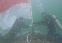 Peringati HUT ke-77 Kemerdekaan RI, Pushidros TNI AL Kibarkan Bendera Merah Putih di dasar laut Kepulauan Seribu