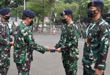 Danpushidrosal Laksdya Nurhidayat Beri Penghargaan Personel Pushidros TNI AL Berprestasi