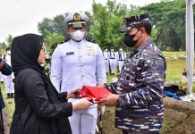 Empati Mendalam, KSAL Hadiri Pemakaman Dua Pilot Pesawat Latih Bonanza TNI AL