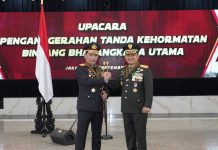 KSAD Jenderal Dudung Abdurachman Terima Bintang Bhayangkara Utama dari Kapolri