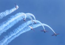 Jupiter Aerobatic Team Pukau Menhan Prabowo Subianto dan Tamu Asing