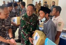 Danpushidrosal Berikan Tali Asih Kepada Anak Yatim Piatu di Lanal Ranai
