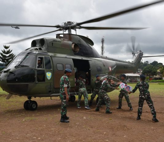 Helikopter TNI AU Kembali Distribusikan Bantuan Logistik Untuk Korban Gempa Cianjur