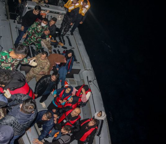 Aksi Heroik KRI Frans Kaisiepo-368, Satgas MTF TNI Evakuasi Korban Kapal Tenggelam di Laut Mediterania