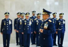 KSAU Menyematkan Tanda Kehormatan Bintang Swa Bhuwana Pratama kepada Tiga Perwira Tinggi TNI AU