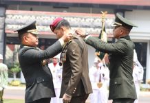 Jenderal TNI Dudung Abdurachman Anugerahkan Bintang Kartika Eka Paksi Utama Kepada Kasad Singapura