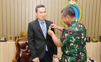 Komandan Pushidros TNI AL Sematkan Tanda Kehormatan Satyalancana Dwidya Sistha kepada Prof.DR. Henry Manik