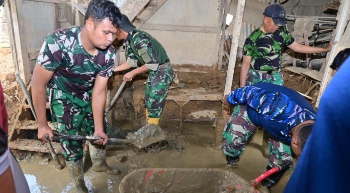TNI Angkatan Udara Intensifkan Pembersihan Pascabanjir di Tabing Banda Gadang