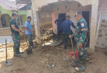 Personel Lanud SUT Terus Bersihkan Sisa Lumpur Pascabanjir di Kota Padang