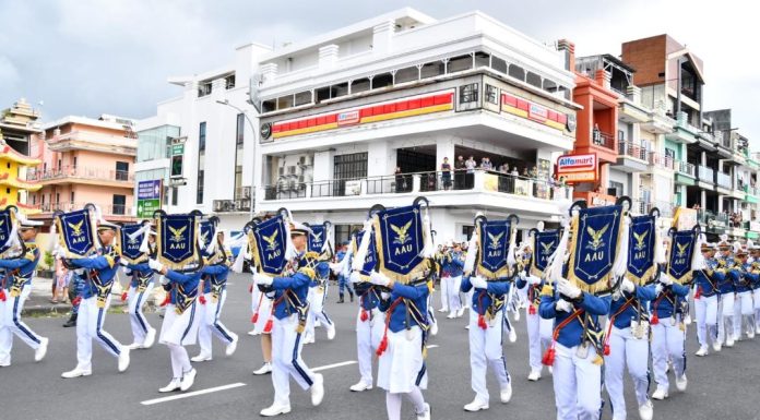 Drumband Gita Dirgantara AAU Pukau Masyarakat Kota Manado