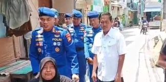 Ditpolairud Polda Metro Salurkan Bantuan Kursi Roda di Pesisir Muara Angke