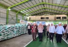Kapolri Tinjau Pabrik Pupuk Batu Bara di Kampar, Lepas Distribusi 80 Ton Pupuk untuk Kelompok Tani Riau