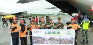 Lanud Yohanis Kapiyau Bantu Salurkan 505 Kilogram Bantuan untuk Korban Gempa NTT
